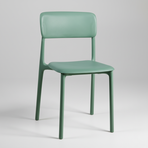 Sedia plastica verde salvia su sfondo grigio