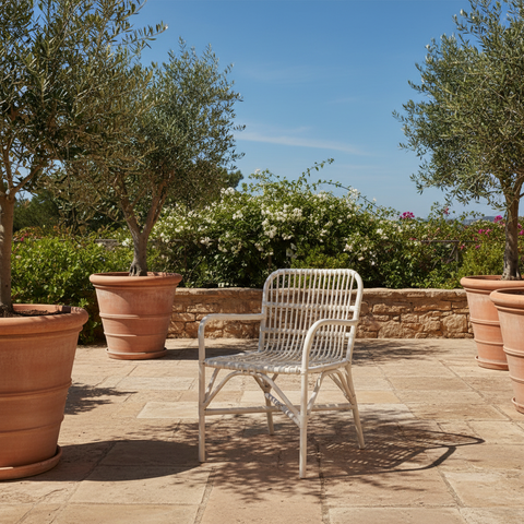 Sedia rattan bianca in terrazza mediterranea
