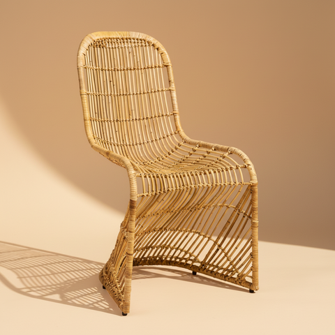 Sedia rattan naturale curva sfondo beige