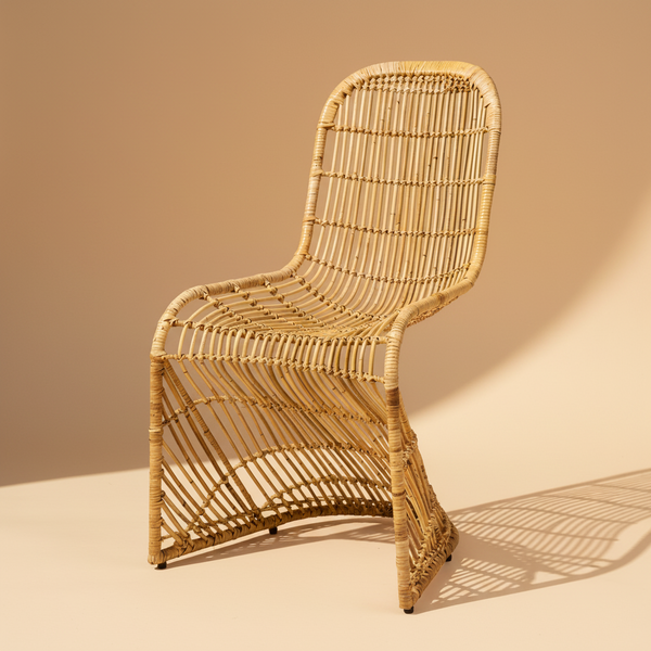 Sedia rattan naturale curva sfondo beige