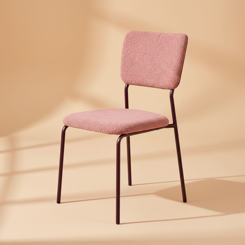 Sedia rosa bouclé metallo bordeaux sfondo beige