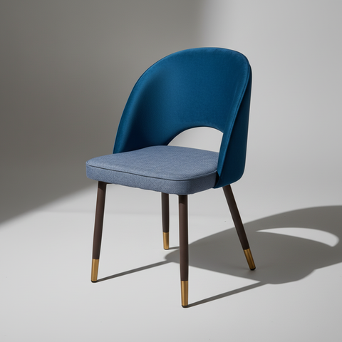 Sedia velluto blu sfondo grigio