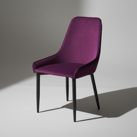 Sedia velluto melanzana sfondo grigio