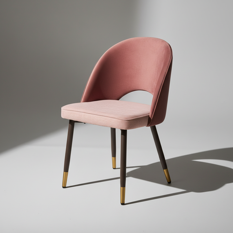 Sedia velluto rosa sfondo grigio