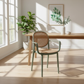 Sedia verde con paglia di Vienna in sala da pranzo