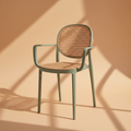 Sedia verde con paglia di Vienna su sfondo beige