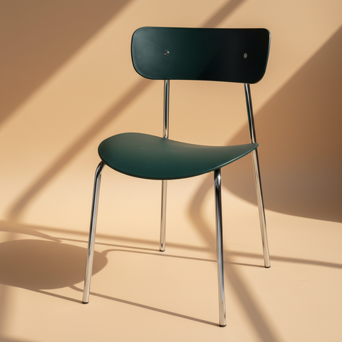 Sedia verde scuro su sfondo beige