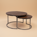 Set 2 tavolini rotondi legno scuro sfondo beige