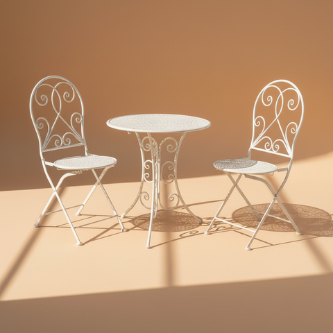 Set bistrot bianco su sfondo beige