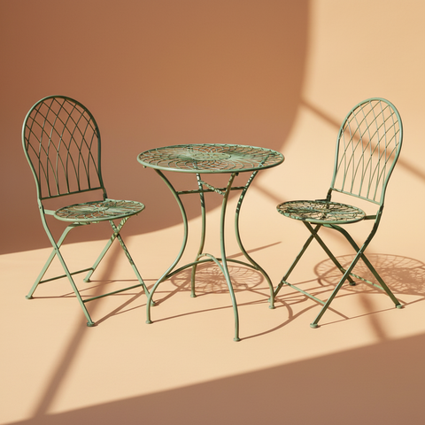 Set bistrot verde su sfondo beige