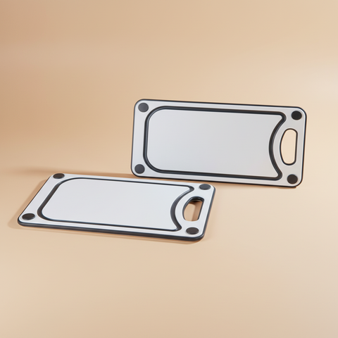 Set taglieri bianchi e grigi su sfondo beige