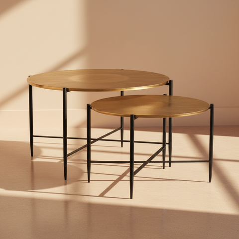 Set tavolini in metallo dorato su sfondo neutro