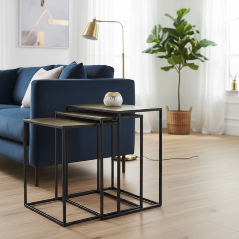 Set tre tavolini nidificati rettangolari ottone dorato texturizzato metallo nero contesto glam laterale