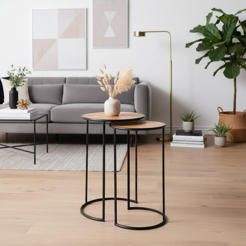 Set tre tavolini nidificati rotondi legno metallo nero contesto industrial-chic frontale ravvicinata