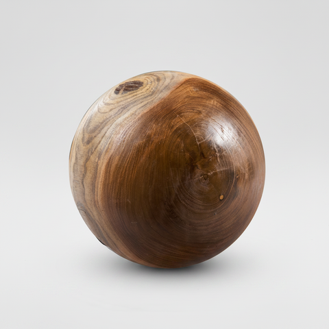 Sfera decorativa in legno su sfondo grigio