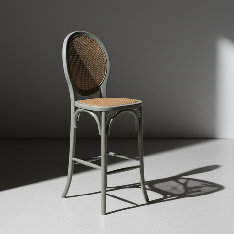 Sgabello bistrot sfondo neutro