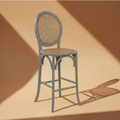 Sgabello bistrot vintage rattan su sfondo pesca