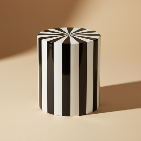 Sgabello ceramica righe bianco e nero su sfondo beige