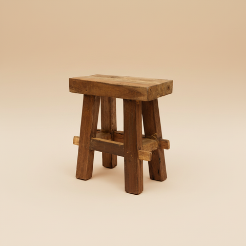 Sgabello rustico sfondo neutro migliorato