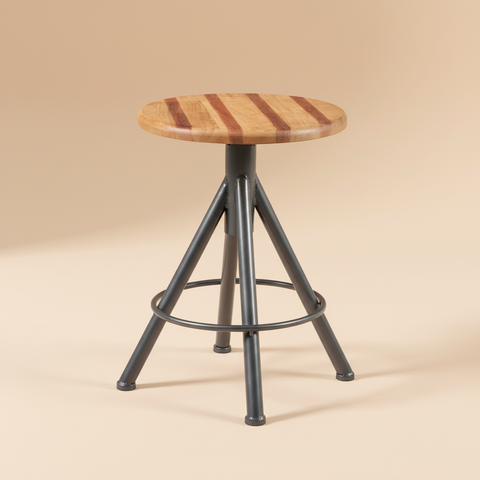 Sgabello tubolare industrial sfondo neutro