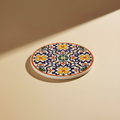 Sottopentola arabesco bianco/blu/giallo - posizione sfondo beige