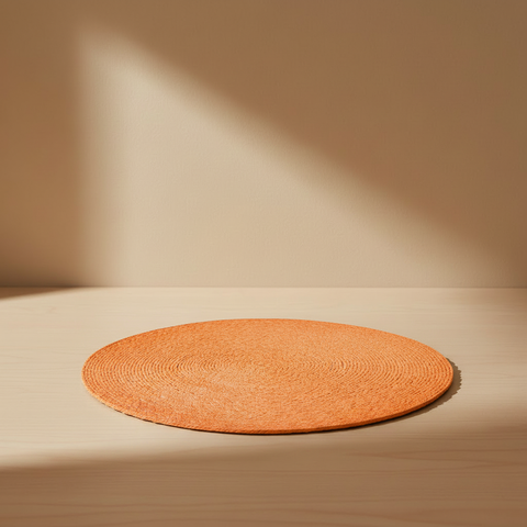 Sottopentola arancione su piano beige