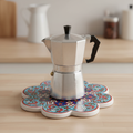 Sottopentola fiore azzurro/rosso mandala navy - lifestyle con moka