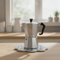 Sottopentola fiore bianco mandala blu/turchese - lifestyle con moka
