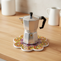 Sottopentola fiore giallo oro/viola/rosso - lifestyle con moka