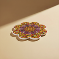 Sottopentola fiore giallo oro/viola/rosso - sfondo beige