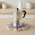 Sottopentola fiore mandala tulipani rossi/turchese - lifestyle con moka