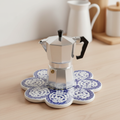 Sottopentola fiore spirali blu navy - lifestyle con moka