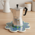 Sottopentola fiore verde/blu cobalto arabeschi - lifestyle con moka