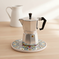 Sottopentola rotondo azzurro volute brown/giallo - lifestyle con moka
