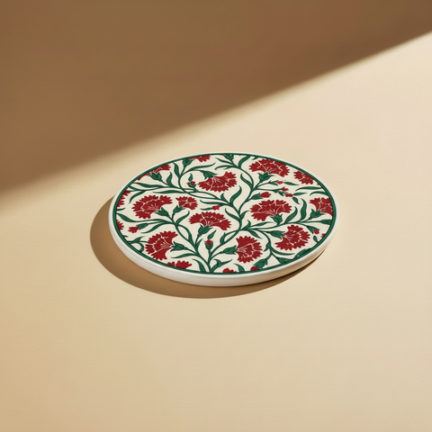 Sottopentola rotondo bianco garofani rossi/verde scuro - sfondo beige