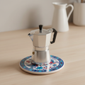 Sottopentola rotondo Iznik bianco/turchese/rosso - lifestyle con moka