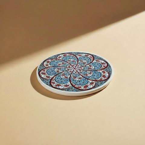 Sottopentola rotondo spirale turchese/bianco arabeschi/garofani - sfondo beige