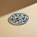 Sottopentola rotondo turchese/bianco garofani navy - sfondo beige
