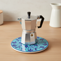 Sottopentola rotondo turchese garofani blu navy - lifestyle con moka
