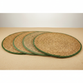 Sottopiatti in fibra naturale con bordo verde su sfondo beige