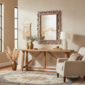 Specchio in legno intarsiato in ambiente