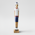 Statuina marinaro in legno su sfondo grigio con ombra