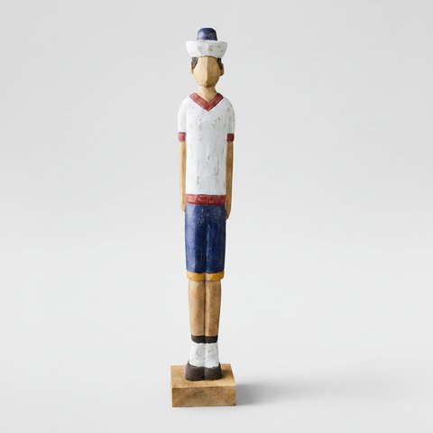 Statuina marinaro in legno su sfondo grigio con ombra