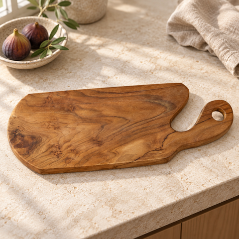SUAR - TAGLIERE FORMA SINUOSA TEAK - ambientato in cucina