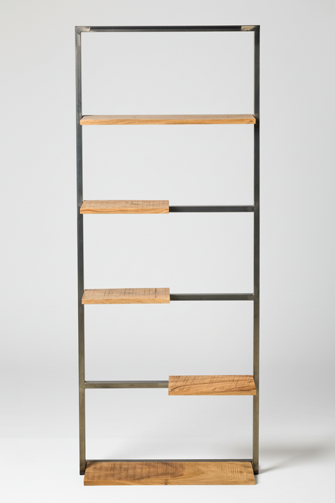 Étagère su sfondo neutro