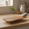 Tagliere acacia con gambe ambientato