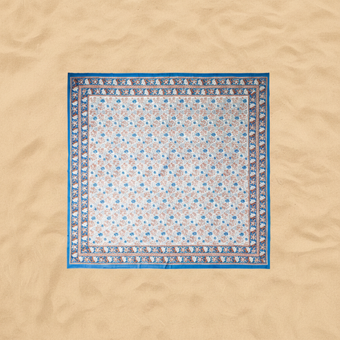 Tappeto decorativo su sfondo beige