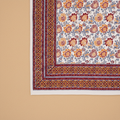 Tappeto decorativo su sfondo beige
