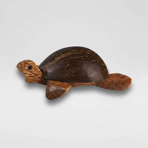 Tartaruga in legno di cocco su sfondo grigio con ombra