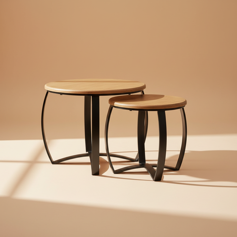 Tavolini su sfondo neutro